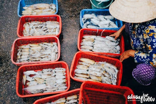 Bún quậy Kiến Xây, ở hẻm đối diện số 222 Trần Phú, thị trấn Đương Đông, Phú Quốc. "Bún quậy có nhân là hải sản đánh nhuyễn thành chả, mang độ dai, giòn nhất định. Chả được quết lên tô và khi cho nước lèo nóng vào sẽ chín ngay lập tức, tạo ra vị ngọt dịu. Điều thú vị là thực khách sẽ được tự mình pha nước chấm, với các phần muối, đường, ớt... để sẵn.