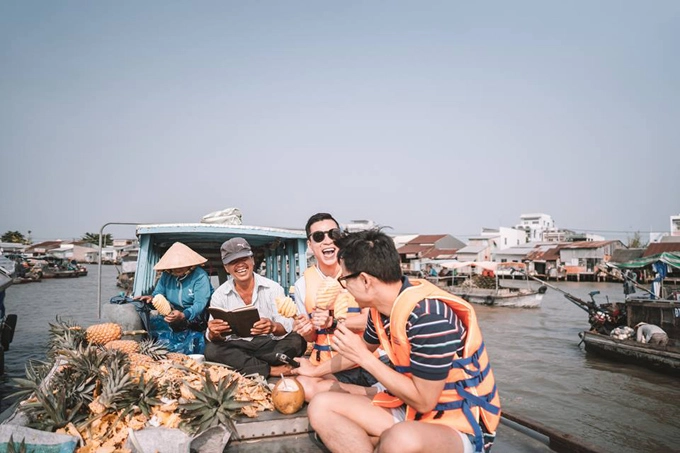 Cần Thơ chỉ cách Sài Gòn khoảng 3 giờ di chuyển, do đó rất thích hợp để làm địa điểm du lịch cuối tuần. Bản thân Adrian Anh Tuấn và người bạn đời Sơn Đoàn, vốn dĩ đã đi du lịch nhiều nơi nhưng chưa thực sự có thời gian ghé chân. Nhà thiết kế chia sẻ: "Hồi nào giờ hay nghe người ta nói: "Cần Thơ gạo trắng nước trong. Ai đi đến đó lòng không muốn về", vừa rồi sắp xếp được công việc, bọn mình đã có chuyến đi ngắn ngày về Tây Đô. Công nhận, đi không muốn về thật đó". Cần Thơ chỉ cách Sài Gòn khoảng 3 giờ di chuyển, do đó rất thích hợp để làm địa điểm du lịch cuối tuần. Bản thân Adrian Anh Tuấn và người bạn đời Sơn Đoàn, vốn dĩ đã đi du lịch nhiều nơi nhưng chưa thực sự có thời gian ghé chân. Nhà thiết kế chia sẻ: "Hồi nào giờ hay nghe người ta nói: "Cần Thơ gạo trắng nước trong. Ai đi đến đó lòng không muốn về", vừa rồi sắp xếp được công việc, bọn mình đã có chuyến đi ngắn ngày về Tây Đô. Công nhận, đi không muốn về thật đó".