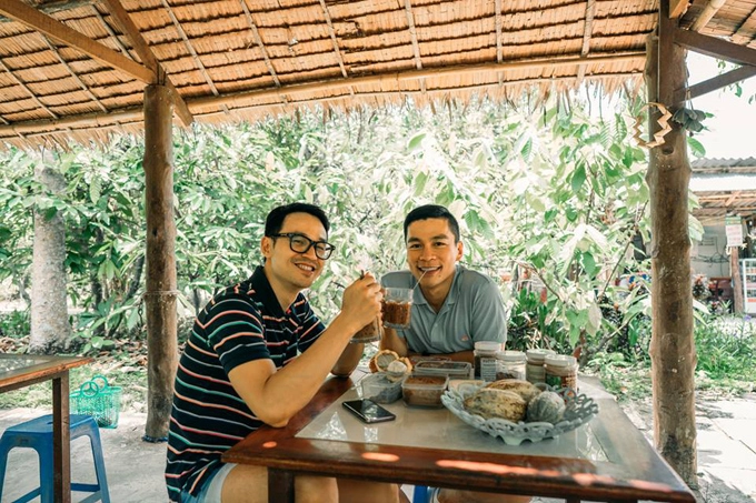 Khu nhà vườn này có chỗ nghỉ chân nhỏ, lợp mái tranh để các khách vừa xem qua công đoạn rang hạt, vừa thưởng thức các thành phẩm từ hạt ca cao. Du khách có thể ăn uống tại chỗ hoặc mua về. Khu nhà vườn này có chỗ nghỉ chân nhỏ, lợp mái tranh để các khách vừa xem qua công đoạn rang hạt, vừa thưởng thức các thành phẩm từ hạt ca cao. Du khách có thể ăn uống tại chỗ hoặc mua về.