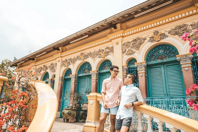 Nhà cổ Bình Thuỷ là điểm đến cuối cùng của chặng khám phá này. Ngôi nhà được biết tới là nơi quay bộ phim "Người Tình" (L'Amant) nhưng khi đến nơi, nhà thiết kế cảm nhận nó còn đặc sắc hơn cả bối cảnh điện ảnh. Từ kiến trúc tổng quan của ngôi nhà, đến các chi tiết chạm khắc trên gỗ, tên tường đều là tâm sức của những người thợ lành nghề và công lao gìn giữ của chủ nhà. Đã lâu đời nhưng ngôi nhà không hề mai một. Nhà cổ Bình Thuỷ là điểm đến cuối cùng của chặng khám phá này. Ngôi nhà được biết tới là nơi quay bộ phim "Người Tình" (L'Amant) nhưng khi đến nơi, nhà thiết kế cảm nhận nó còn đặc sắc hơn cả bối cảnh điện ảnh. Từ kiến trúc tổng quan của ngôi nhà, đến các chi tiết chạm khắc trên gỗ, tên tường đều là tâm sức của những người thợ lành nghề và công lao gìn giữ của chủ nhà. Đã lâu đời nhưng ngôi nhà không hề mai một.
