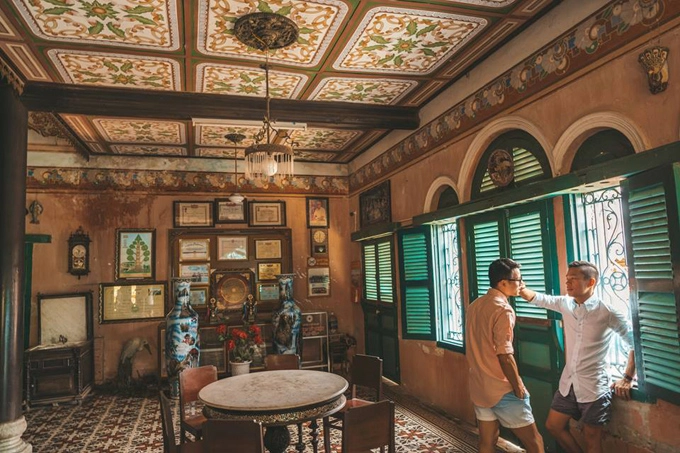 Ở ngoài dù nóng đến cỡ nào thì khi bước vào trong nhà, du khách sẽ cảm nhận một thế giới khác, vừa mát mẻ, vừa đẹp mắt, từ gạch hoa, đèn chùm, bộ bàn ghế nạm xà cừ. Những người quan tâm có thể ghé ngôi nhà ở địa chỉ 144 Bùi Hữu Nghĩa, Bình Thuỷ, Cần Thơ Ở ngoài dù nóng đến cỡ nào thì khi bước vào trong nhà, du khách sẽ cảm nhận một thế giới khác, vừa mát mẻ, vừa đẹp mắt, từ gạch hoa, đèn chùm, bộ bàn ghế nạm xà cừ. Những người quan tâm có thể ghé ngôi nhà ở địa chỉ 144 Bùi Hữu Nghĩa, Bình Thuỷ, Cần Thơ
