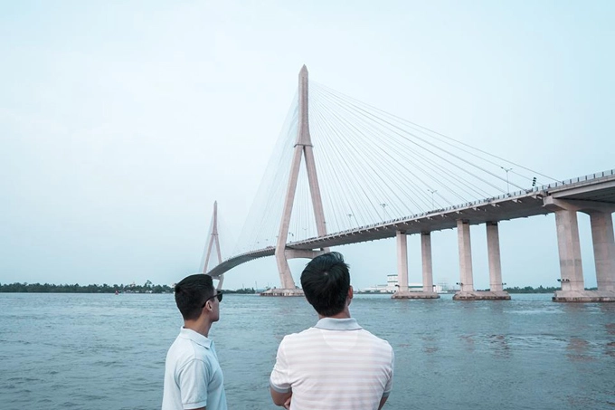 Để đến Cần Thơ, bạn có thể đi xe máy hoặc xe khách hay xe oto gia dình, với đoạn đường khoảng 200 km. Ôtô ban ngày đi khoảng 3-4 giờ còn ban đêm thì đi nhanh hơn, chưa đến 3 tiếng. Ngay khi đặt chân tới Tây Đô, hai người đã kịp check in cầu Cần Thơ, biểu tượng hùng vĩ của thành phố này. Phía dưới là dòng sông Hậu êm đềm, tuy nhiên hai người cũng gặp tai nạn nhỏ khi bị rơi thiết bị quay drone xuống sông. Hai người dành ra 3 ngày, theo lịch trình, ngày đầu tiên 9h xuất phát từ TP HCM đi Cần Thơ, sau đó nghỉ ngơi tại khách sạn do trời âm u. Ngày thứ 2 "tung hoành ngang dọc" chợ nổi Cái Răng, vườn trái cây, thăm lò hủ tiếu, vườn cacao và thăm nhà cổ Bình Thuỷ. Ngày thứ 3, hai người ở lại phòng đọc sách, nghỉ dưỡng. Bạn có thể điều chỉnh theo lịch trình 2 ngày một đêm để phù hợp hơn với ngày cuối tuần. Để đến Cần Thơ, bạn có thể đi xe máy hoặc xe khách hay xe oto gia dình, với đoạn đường khoảng 200 km. Ôtô ban ngày đi khoảng 3-4 giờ còn ban đêm thì đi nhanh hơn, chưa đến 3 tiếng. Ngay khi đặt chân tới Tây Đô, hai người đã kịp check in cầu Cần Thơ, biểu tượng hùng vĩ của thành phố này. Phía dưới là dòng sông Hậu êm đềm, tuy nhiên hai người cũng gặp tai nạn nhỏ khi bị rơi thiết bị quay drone xuống sông. Hai người dành ra 3 ngày, theo lịch trình, ngày đầu tiên 9h xuất phát từ TP HCM đi Cần Thơ, sau đó nghỉ ngơi tại khách sạn do trời âm u. Ngày thứ 2 "tung hoành ngang dọc" chợ nổi Cái Răng, vườn trái cây, thăm lò hủ tiếu, vườn cacao và thăm nhà cổ Bình Thuỷ. Ngày thứ 3, hai người ở lại phòng đọc sách, nghỉ dưỡng. Bạn có thể điều chỉnh theo lịch trình 2 ngày một đêm để phù hợp hơn với ngày cuối tuần.