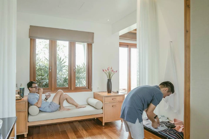 Về chỗ ở, Adrian Anh Tuấn và Sơn Đoàn lựa chọn resort Azerai Can Tho và cảm thấy khá thoải mái. Bạn có thể tìm kiếm ở Agoga hay Booking.com những chỗ ở phù hợp với ngân sách. Ngoài ra, Cần Thơ cũng nở rộ các homestay xinh xắn cho bạn tha hồ check in "sống ảo", với mức giá phải chăng. Về chỗ ở, Adrian Anh Tuấn và Sơn Đoàn lựa chọn resort Azerai Can Tho và cảm thấy khá thoải mái. Bạn có thể tìm kiếm ở Agoga hay Booking.com những chỗ ở phù hợp với ngân sách. Ngoài ra, Cần Thơ cũng nở rộ các homestay xinh xắn cho bạn tha hồ check in "sống ảo", với mức giá phải chăng.