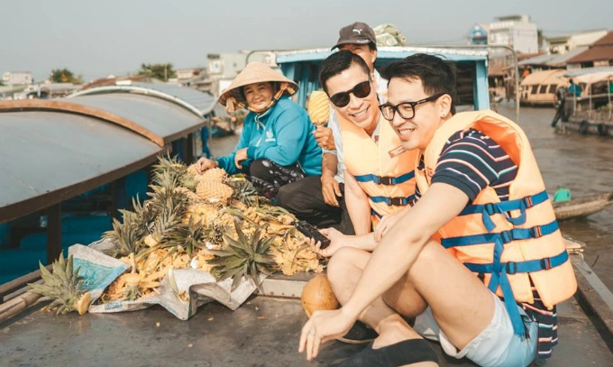 Điểm đến đầu tiên mà bạn nhất định phải ghé, chưa ghé coi như chưa tới, đó là chợ nổi Cái Răng. Mặc dù nhiều người nhận xét chợ Cái Răng bây giờ bị du lịch hoá nhiều rồi nhưng cả Adrian lẫn Sơn Đoàn đều cảm thấy rất thích thú, nhất là lúc được lên ghe bán dứa của hai vợ chồng người bán hàng và vui vẻ trò chuyện. Điểm đến đầu tiên mà bạn nhất định phải ghé, chưa ghé coi như chưa tới, đó là chợ nổi Cái Răng. Mặc dù nhiều người nhận xét chợ Cái Răng bây giờ bị du lịch hoá nhiều rồi nhưng cả Adrian lẫn Sơn Đoàn đều cảm thấy rất thích thú, nhất là lúc được lên ghe bán dứa của hai vợ chồng người bán hàng và vui vẻ trò chuyện.
