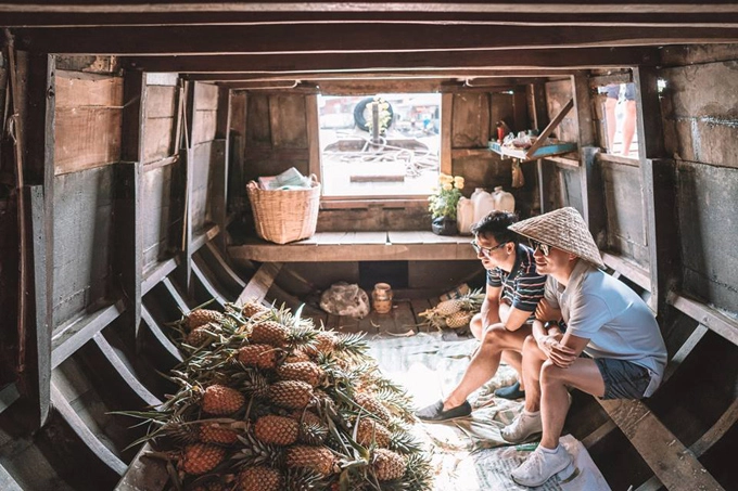 Phía bên trong một chiếc ghe chở dứa, mà theo cách gọi của người Cần Thơ là trái khóm. Hai vợ chồng chủ ghe đã xuống tận Kiên Giang để mua, sau đó chở về đây để bán mỗi ngày. Phía bên trong một chiếc ghe chở dứa, mà theo cách gọi của người Cần Thơ là trái khóm. Hai vợ chồng chủ ghe đã xuống tận Kiên Giang để mua, sau đó chở về đây để bán mỗi ngày.