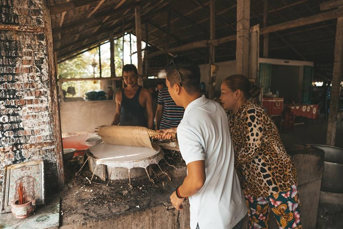 Tiếp tục hành trình, hai người ghé thăm lò làm hủ tiếu của chú Chín Cửu. Gia đình chú làm nghề này mấy chục năm nay, mở cho khách vào xem, tuy nhiên vẫn giữ được nét chân chất của người miền Tây. Đây vẫn là một lò nghề thực sự, không bị du lịch hoá. "Bạn nào muốn ghé đây có thể tìm đường đến cầu Rau Răm và hỏi thăm người địa phương, vì không có địa chỉ chính xác do đường ngoằn ngoèo và vào nhiều ngõ ven sông. Cứ hỏi rồi mọi người sẽ chỉ cho nhen!", anh cho biết. Không chỉ quan sát, thử làm hủ tiếu mà hai người còn được thưởng thức luôn món ăn do chính tay mình vừa làm ra. Tiếp tục hành trình, hai người ghé thăm lò làm hủ tiếu của chú Chín Cửu. Gia đình chú làm nghề này mấy chục năm nay, mở cho khách vào xem, tuy nhiên vẫn giữ được nét chân chất của người miền Tây. Đây vẫn là một lò nghề thực sự, không bị du lịch hoá. "Bạn nào muốn ghé đây có thể tìm đường đến cầu Rau Răm và hỏi thăm người địa phương, vì không có địa chỉ chính xác do đường ngoằn ngoèo và vào nhiều ngõ ven sông. Cứ hỏi rồi mọi người sẽ chỉ cho nhen!", anh cho biết. Không chỉ quan sát, thử làm hủ tiếu mà hai người còn được thưởng thức luôn món ăn do chính tay mình vừa làm ra.