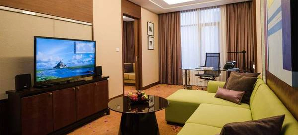 Phòng khách của phòng Executive Suite. Ảnh: lumpini.aetashotels.com