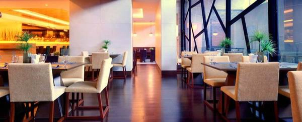 Không gian tại nhà hàng Hourglass. Ảnh: lumpini.aetashotels.com