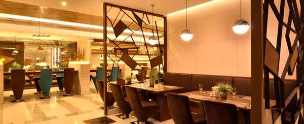 Mỗi góc bàn ăn đều được trang trí tinh tế. Ảnh: lumpini.aetashotels.com
