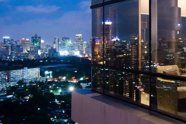 Tầm nhìn tuyệt đẹp từ khách sạn vào buổi tối. Ảnh: lumpini.aetashotels.com