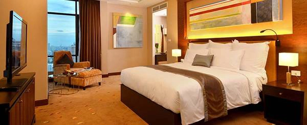 Phòng Deluxe Suite rộng rãi, thoáng mát, tiện nghi đầy đủ sang trọng.. Ảnh: lumpini.aetashotels.com