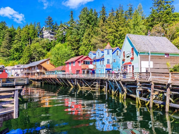 Thành phố diệu kỳ Ketchikan nằm giáp với Inside Passage, một tuyến đường phổ biến cho các tàu du lịch. Đừng bỏ lỡ cơ hội dạo quanh các lối đi dạo rực rỡ đầy màu sắc hoặc các cột tượng tôtem của người Mỹ bản địa khắp thành phố.