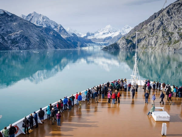 Alaska sở hữu rất nhiều dòng sông băng ở khắp mọi nơi. Glacier Bay là một ví dụ. Có phong cảnh tuyệt đẹp và các loại động thực vật hoang dã vô cùng phong phú, đây là nơi dừng chân thường xuyên của các tàu du lịch.