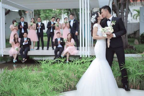 Ảnh cưới lãng mạng của diễn viên Tú Vi và chồng Ảnh cưới lãng mạng của diễn viên Tú Vi và chồng