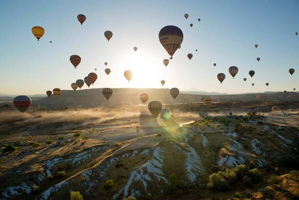 Chiêm ngưỡng khung cảnh siêu thực ở Cappadocia, Thổ Nhĩ Kỳ: Vùng đất xinh đẹp này có các tháp đá kỳ lạ được ví như “ống khói tiên”. Khi những tia sáng đầu tiên chiếu xuống, khung cảnh như trên mặt trăng dần lộ ra trên nền trời rực rỡ. Đừng bỏ lỡ cơ hội chiêm ngưỡng Cappadocia từ khinh khí cầu. Ảnh: Roughguides.​