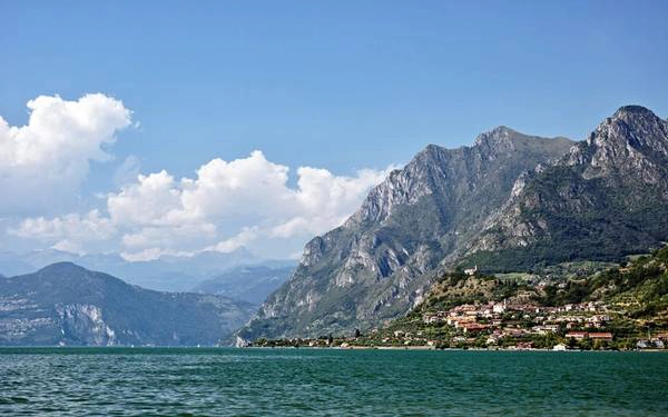 Khám phá hồ Garda, Italy: Garda là hồ nước lớn nhất Italy, có vai trò như cầu nối dãy Alps với phần còn lại của quốc gia xinh đẹp này. Bờ bắc có các ngôi làng cổ kính nhìn ra vùng hồ trải rộng. Một trong những nơi nghỉ chân đẹp nhất ở đây là Sirmione, với những tường lâu đài đã hàng trăm năm tuổi, những con phố hẹp dẫn ra mép nước. Du khách có thể trèo lên tháp canh để ngắm nhìn mái ngói, làn nước xanh biếc và các sườn núi phía xa. Ảnh: Roughguides.​