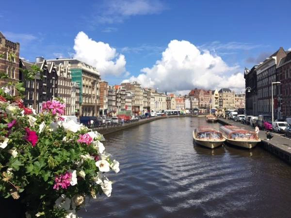 Amsterdam nằm trên bờ sông Amstel, mang dáng dấp của một thành phố cổ châu Âu điển hình. Dù mang dáng vẻ cổ kính, đây vẫn là một trong những hải cảng lớn nhất thế giới và tập trung một số trung tâm thương mại bậc nhất của châu Âu. Amsterdam hiện là thành phố lớn nhất, là trung tâm chính trị, kinh tế, văn hóa của Hà Lan. Amsterdam nằm trên bờ sông Amstel, mang dáng dấp của một thành phố cổ châu Âu điển hình. Dù mang dáng vẻ cổ kính, đây vẫn là một trong những hải cảng lớn nhất thế giới và tập trung một số trung tâm thương mại bậc nhất của châu Âu. Amsterdam hiện là thành phố lớn nhất, là trung tâm chính trị, kinh tế, văn hóa của Hà Lan.