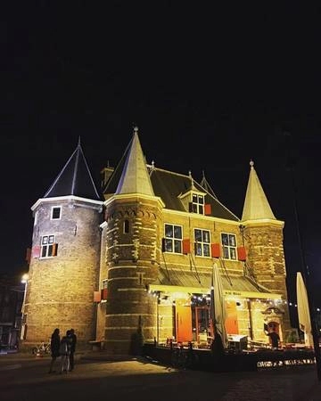 Ngắm nhìn Amsterdam sống động ở mọi góc cạnh khi thong thả ngồi thưởng thức cà phê ở những góc phố, hay cạnh những kênh đào, những lúc đắm chìm trong không gian đượm chút u tịch… ta như say đắm trong cảnh sắc nơi đây. Ngắm nhìn Amsterdam sống động ở mọi góc cạnh khi thong thả ngồi thưởng thức cà phê ở những góc phố, hay cạnh những kênh đào, những lúc đắm chìm trong không gian đượm chút u tịch… ta như say đắm trong cảnh sắc nơi đây.