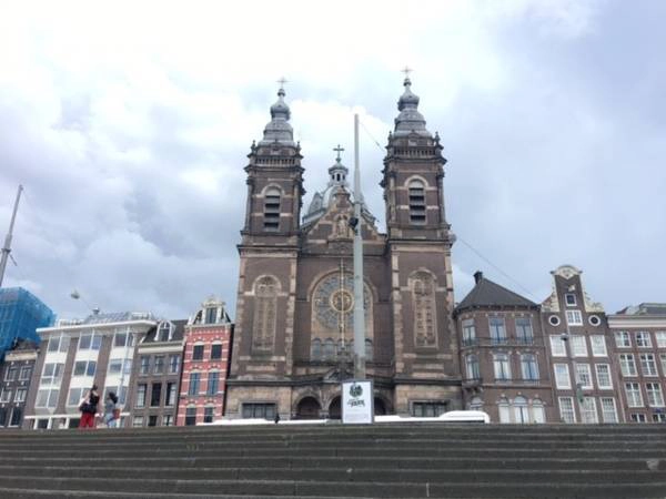 Khu trung tâm Amsterdam có hai điểm chính được đánh dấu là điểm du lịch của thành phố, đó là quảng trường Dam Square và khu phố cổ. Dam Square mang kiến trúc đồ sộ rõ rệt của một quảng trường lớn, với những tòa nhà cao màu xám bao quanh. Khu trung tâm Amsterdam có hai điểm chính được đánh dấu là điểm du lịch của thành phố, đó là quảng trường Dam Square và khu phố cổ. Dam Square mang kiến trúc đồ sộ rõ rệt của một quảng trường lớn, với những tòa nhà cao màu xám bao quanh.