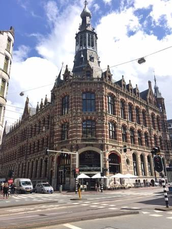 Một điều rất lạ là trong suốt hành trình của mình, Amsterdam quan trọng với Hà Lan đến thế, là thủ đô đó nhưng không phải là nơi chính yếu tập trung quyền lực hay trụ sở của chính phủ hoặc quốc hội của đất nước này. Có phải chăng điều này đã làm nên một nét đặc biệt nào đó cho Amsterdam hay sự bình yên hiền hòa của thành phố? Một điều rất lạ là trong suốt hành trình của mình, Amsterdam quan trọng với Hà Lan đến thế, là thủ đô đó nhưng không phải là nơi chính yếu tập trung quyền lực hay trụ sở của chính phủ hoặc quốc hội của đất nước này. Có phải chăng điều này đã làm nên một nét đặc biệt nào đó cho Amsterdam hay sự bình yên hiền hòa của thành phố?