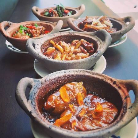 Những tộ cá kho vàng ươm thật là thèm chảy cả nước miếng. Ảnh: quanbuirestaurant