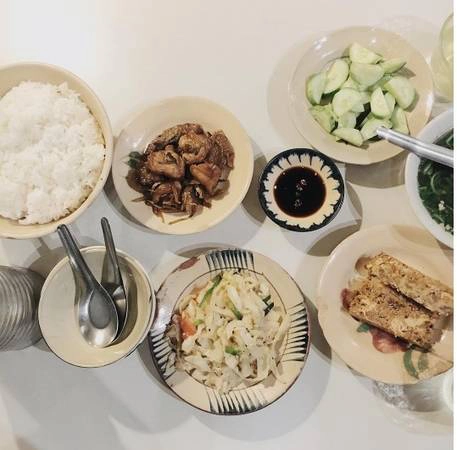... với đĩa rau xài, thịt gà kho gừng, chả, một bát canh rau và dưa leo ăn kèm. Ảnh: thaiminhthanh.thierry