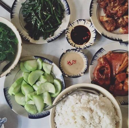  Hôm sau bạn đến là Cục Gạch lại đổi món rồi. Nay "nhà" mình có cá kho tiêu, gà chiên nước mắm, đậu đũa xào tỏi và bầu luộc chấm chao. Ăn xong nhớ húp chén canh rau má cho mát người nhé. Ảnh: trannlam