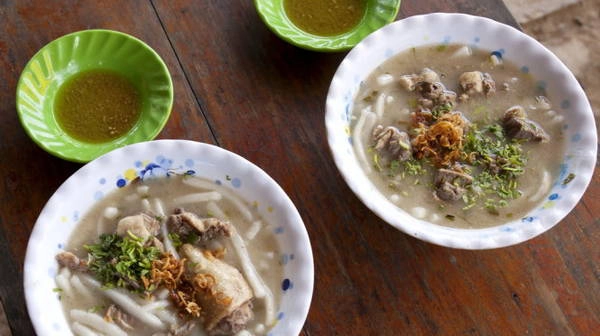 Bánh canh bột xắt thịt vịt ăn với nước mắm gừng - Ảnh: TRÂN DUY