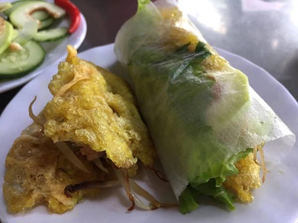 Bánh khoái cuốn với rau ghém và lát vả - Ảnh: THỦY OCG