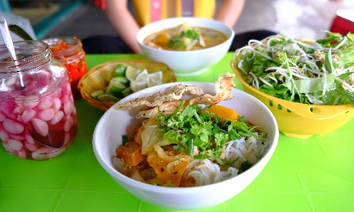 Tô bún sứa trên đường Cô Bắc chuyên bán sáng sớm tới khoảng 8h là hết hàng. Ảnh: Hương Chi. Tô bún sứa trên đường Cô Bắc chuyên bán sáng sớm tới khoảng 8h là hết hàng. Ảnh: Hương Chi.