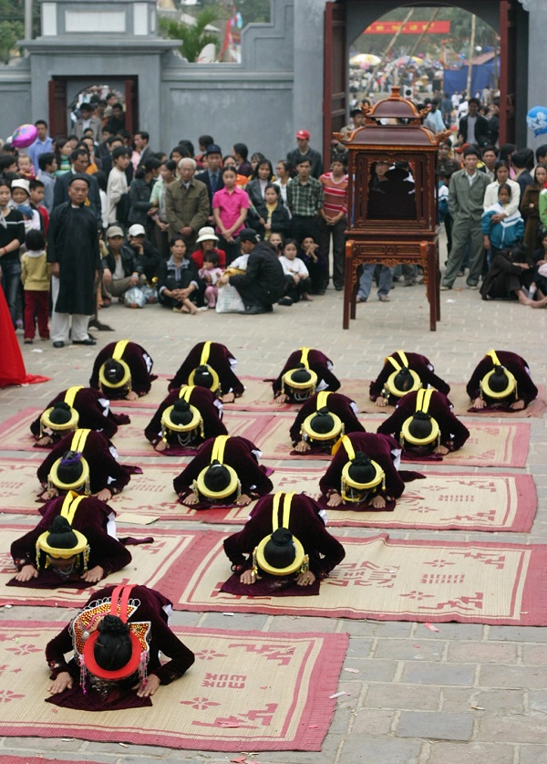 Ngày mùng 6 tháng giêng Âm lịch hàng năm, du khách đổ về đây để dự hội, trải nghiệm những nét văn hóa độc đáo của người dân địa phương. Ảnh: Zing.