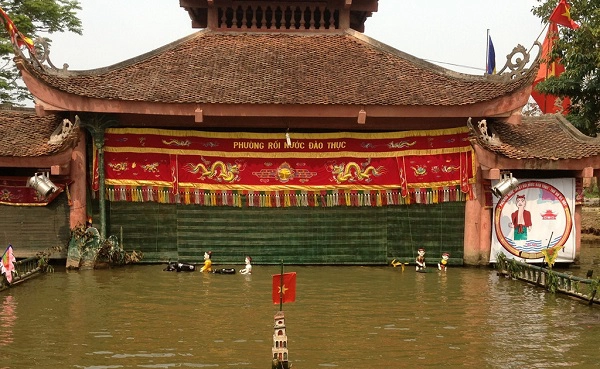 Vùng đất này còn có nhiều lễ hội độc đáo, như hội làng Quan Âm, hội bà Máy, hay hội rước vua giả Đền Sái vào ngày 11 tháng Giêng. Ảnh: Zing.