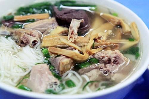 Bún không mang lại cảm giác quá nóng như phở nên hợp để ăn trong những ngày nắng.