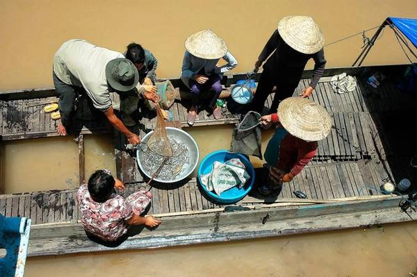 Mùa này cá nhiều, người dân ăn không hết thì làm mắm. Mắm Châu Đốc có tiếng miền Nam.