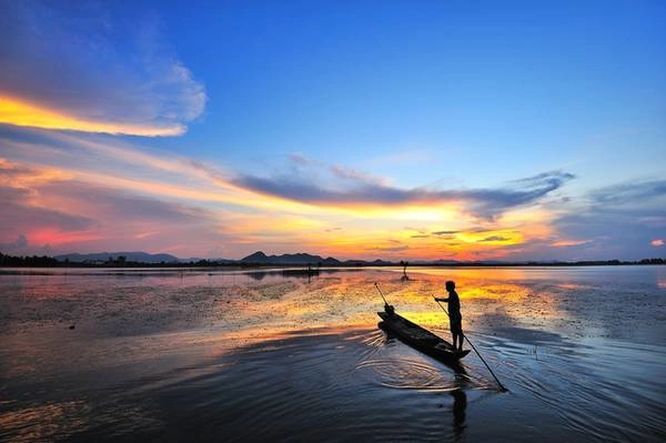 An Giang là mảnh đất hội tụ của bốn dân tộc Kinh - Hoa - Chăm - Khmer giàu bản sắc văn hoá. Với dân nhiếp ảnh, đây là kho báu của rất nhiều đề tài để khám phá, sáng tác trong hành trình tìm kiếm, lưu giữ khoảnh khắc đẹp về thiên nhiên, con người, cuộc sống tinh thần.