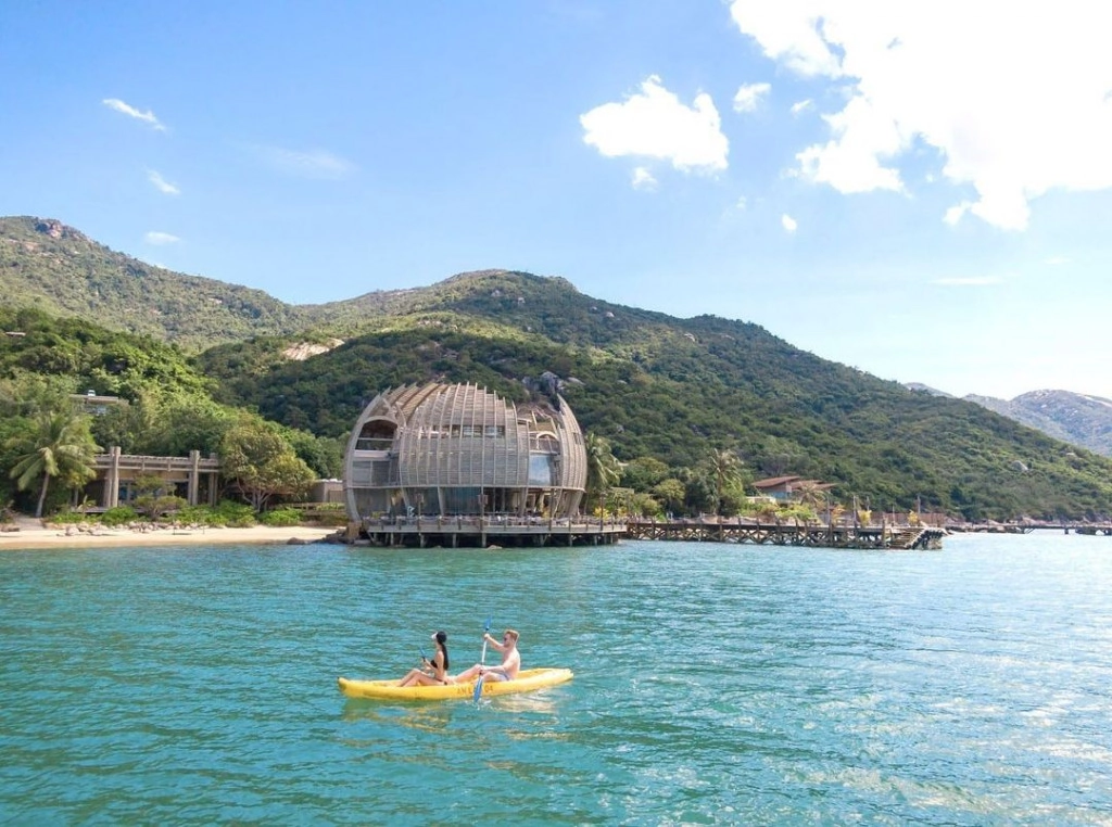 Chèo kayak. Ảnh:  @anlamretreats_ninhvanbay 