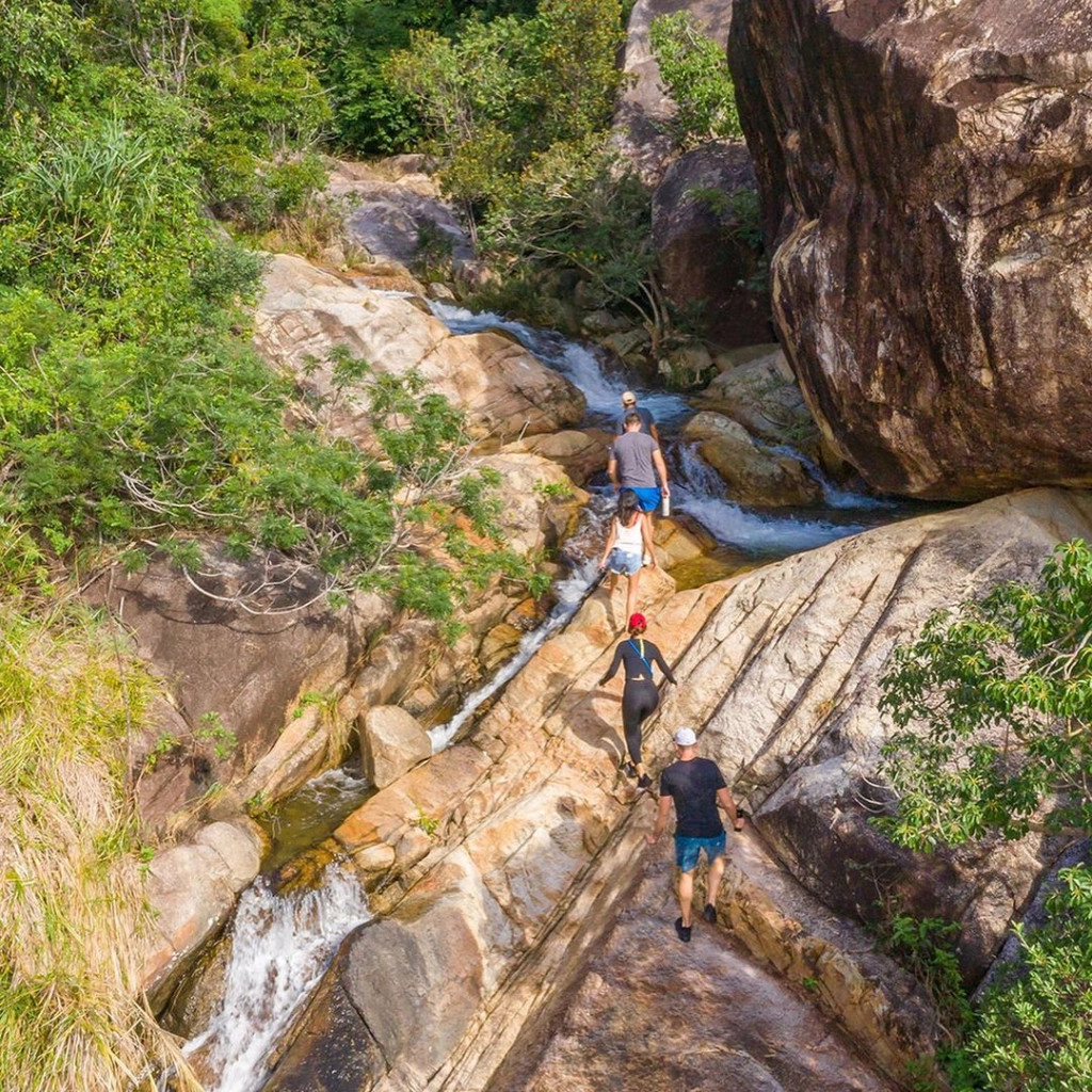 Hoạt động trekking khu vực suối nước tự nhiên trong khu nghỉ dưỡng. Ảnh: @anlamretreats_ninhvanbay