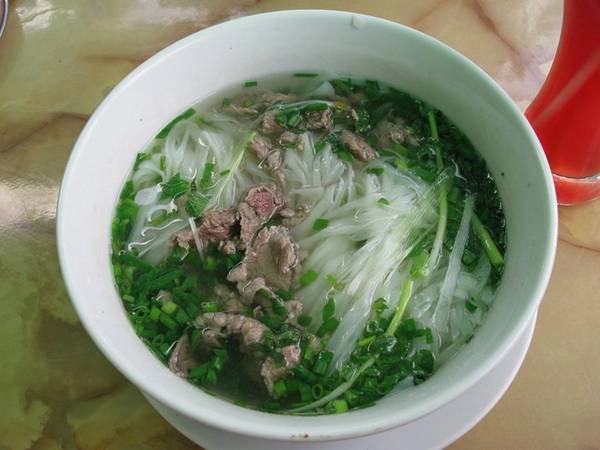 Thưởng thức món phở truyền thống ở Hà Nội, Việt Nam. anphoviet1trong100viecphaithutrongdoi-ivivu-1