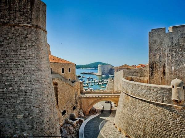 Đi bộ dọc tường thành Dubrovnik đã bảo vệ thành phố của Croatia từ thế kỷ 7. anphoviet1trong100viecphaithutrongdoi-ivivu-14