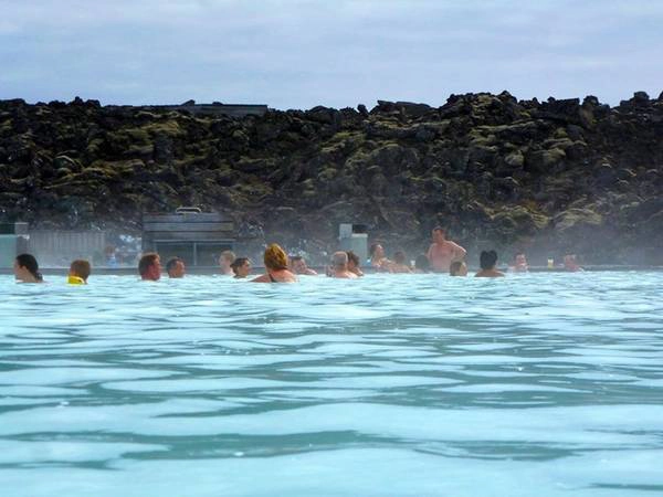 Đắm mình trong làn nước ấm áp của Blue Lagoon, ngoài Reykjavík, Iceland. anphoviet1trong100viecphaithutrongdoi-ivivu-19