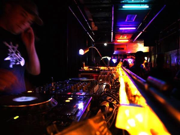 Tiệc tùng tại những quán bar ngầm ở Berlin, Đức. anphoviet1trong100viecphaithutrongdoi-ivivu-20
