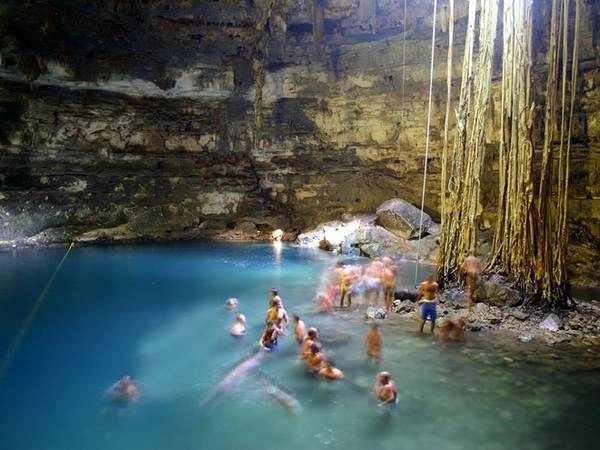 Tắm trong một hố sụt tự nhiên tại Yucatán, Mexico. anphoviet1trong100viecphaithutrongdoi-ivivu-5