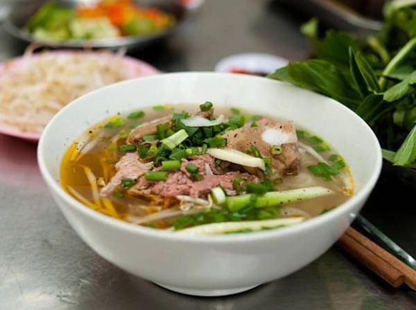 10. Ăn thức ăn đường phố: Từ những quán hàng rong ở đường Khao San nổi tiếng tại Bangkok, Thái Lan tới các loại bánh kẹp ở Myanmar, các đồ ăn rẻ tiền nhất luôn có sẵn trên phố. Bạn chỉ cần chắc chắn mình chọn đồ ăn an toàn, hãy quan sát và đến quán nhiều người bản địa ăn nhất.