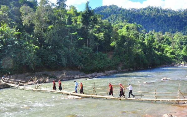 Con cháu người Hà Nhì qua cầu khỉ về bản chúc tết họ hàng, tô điểm khung trời Tây Bắc - Ảnh: T.T.D.