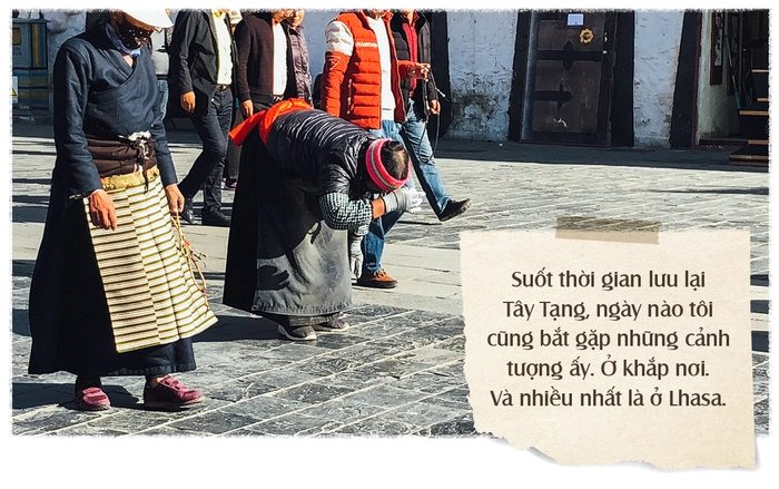 Trước mái hiên chùa, bên thềm tu viện, trước cung điện Potala, trên phố đi bộ quanh chùa Đại Chiêu, ngay góc ngã tư đông đúc ở thủ đô Lhasa của Tây Tạng, dưới dòng đường trên lối vào tu viện Tashilunpo hay trên dải đất lởm chởm đá bên cạnh con đường thiên lý dài vạn dặm, lề đường lởm khởm đá không thấy bóng người, chỉ có ôtô ngược xuôi, dưới cái nắng và trong tiết trời lạnh âm độ. Trước mái hiên chùa, bên thềm tu viện, trước cung điện Potala, trên phố đi bộ quanh chùa Đại Chiêu, ngay góc ngã tư đông đúc ở thủ đô Lhasa của Tây Tạng, dưới dòng đường trên lối vào tu viện Tashilunpo hay trên dải đất lởm chởm đá bên cạnh con đường thiên lý dài vạn dặm, lề đường lởm khởm đá không thấy bóng người, chỉ có ôtô ngược xuôi, dưới cái nắng và trong tiết trời lạnh âm độ.