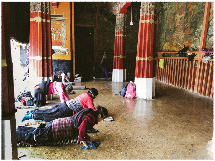 Họ bái lạy thành từng nhóm hoặc chỉ một mình. Bất kể đàn ông hay đàn bà, già hay trẻ, quần áo, găng tay, giày, guốc còn sạch sẽ hay đã lấm lem nhuộm bụi đường, mới tinh hay đã sờn vai. Họ bái lạy thành từng nhóm hoặc chỉ một mình. Bất kể đàn ông hay đàn bà, già hay trẻ, quần áo, găng tay, giày, guốc còn sạch sẽ hay đã lấm lem nhuộm bụi đường, mới tinh hay đã sờn vai.