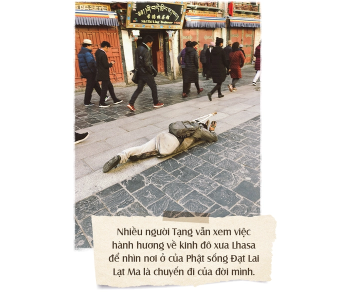 Nhiều người Tạng vẫn xem việc hành hương về kinh đô xưa Lhasa để nhìn nơi ở của Phật sống Đạt Lai Lạt Ma là chuyến đi của đời mình, dù mỗi chuyến hành hương vượt đường xa xôi hiểm trở trong khí hậu khắc nghiệt ấy có khi dài cả một năm trời. Nhiều người Tạng vẫn xem việc hành hương về kinh đô xưa Lhasa để nhìn nơi ở của Phật sống Đạt Lai Lạt Ma là chuyến đi của đời mình, dù mỗi chuyến hành hương vượt đường xa xôi hiểm trở trong khí hậu khắc nghiệt ấy có khi dài cả một năm trời.