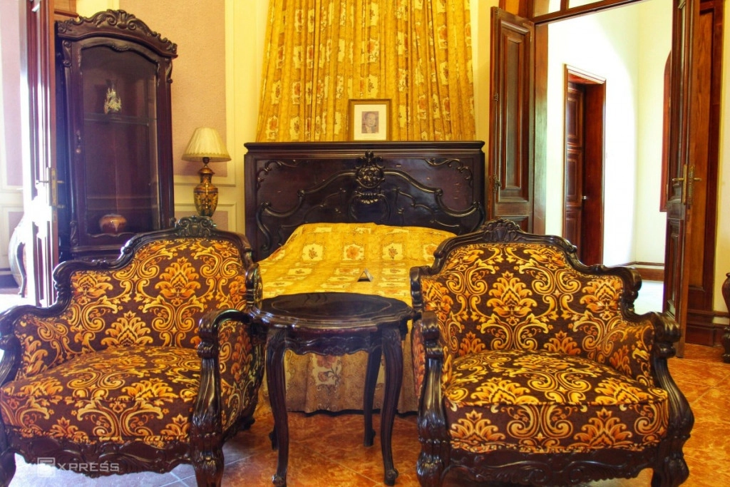 Phòng riêng của vua và hoàng hậu với gam màu vàng. Ảnh: Lê Tân/VnExpress.