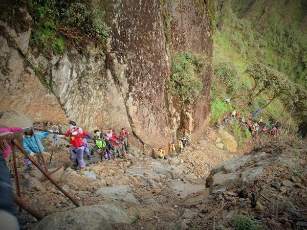 Thế nhưng với tinh thần đồng đội và quyết tâm chinh phục đỉnh cao, họ cũng sẽ vượt qua mọi gian nan. 