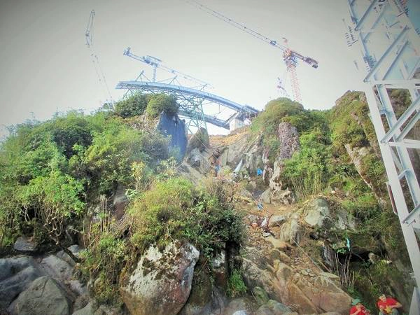 Phía trên chính là trạm xây dựng cáp treo ở độ cao 3.000 m. Trước đó, công trình cáp treo dự kiến dài khoảng 6,2 km có điểm đầu tại tổ 11 (thuộc thị trấn Sapa), vượt qua thung lũng Mường Hoa kết nối với các điểm du lịch mới và lên đỉnh Fansipan ở cao độ 2.900 m - 3.000 m.